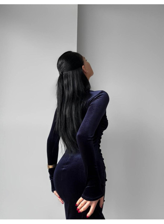 Оксамитова силуетна сукня 