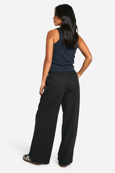 Маленький кравець, що має штани для ніг