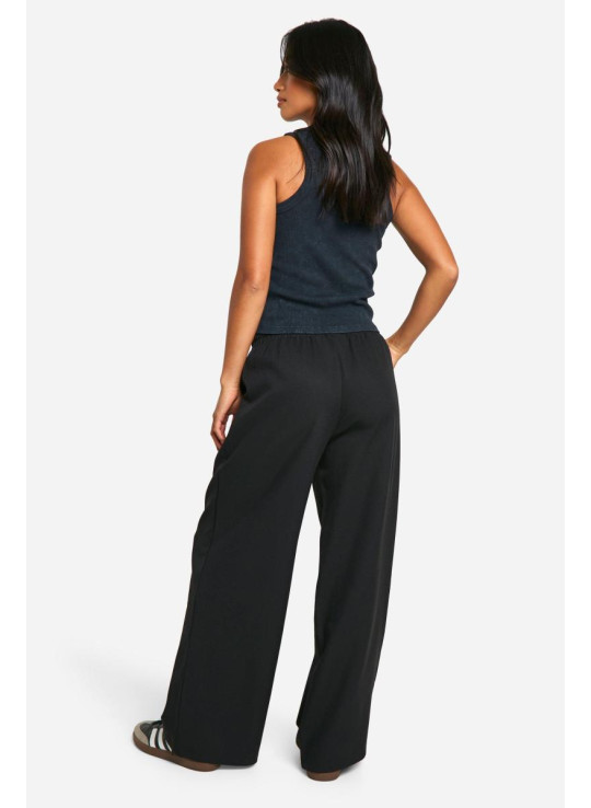 Маленький кравець, що має штани для ніг